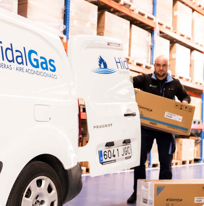 Empleado con cajas de Hidalgas para transporte. instalación de calderas y aire acondicionado 24h Madrid, Toledo y Guadalajara
